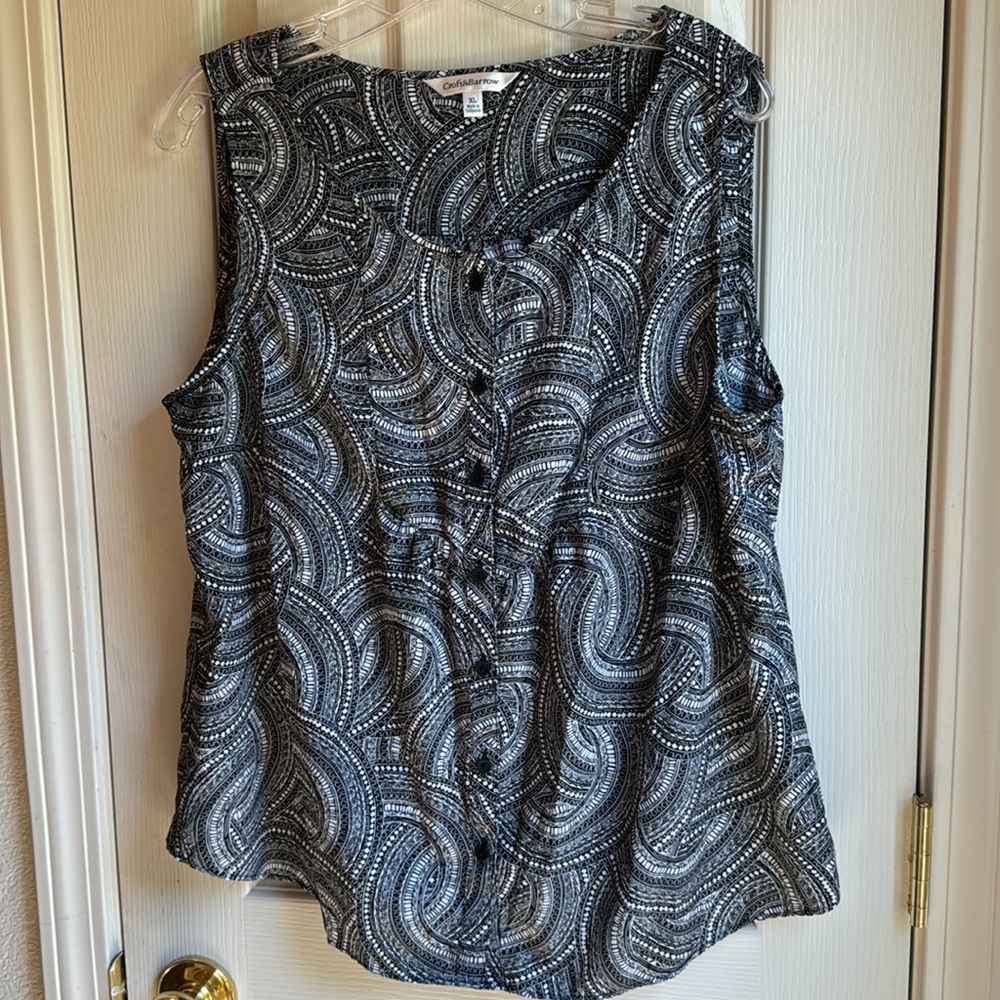 NWOT CROFT & BARROW SLEEVELESS BLACK & WHITE ABSTRACT PRINT BUTTON FRONT BLOUSE
